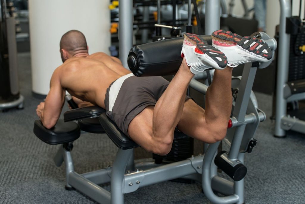 Homem fazendo treino de perna.