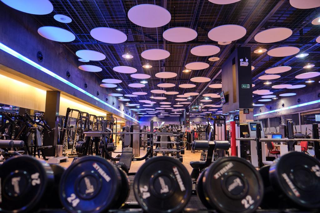 Aluno realizando treino de musculação na Cia Athletica Ribeirão Preto com equipamentos modernos, treino de força supervisionado por profissionais qualificados e ambiente completo para hipertrofia