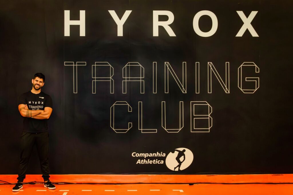 Instrutor da Cia Athletica Ribeirão Preto no painel Hyrox Training Club, transmitindo energia e confiança em treino de alta performance.