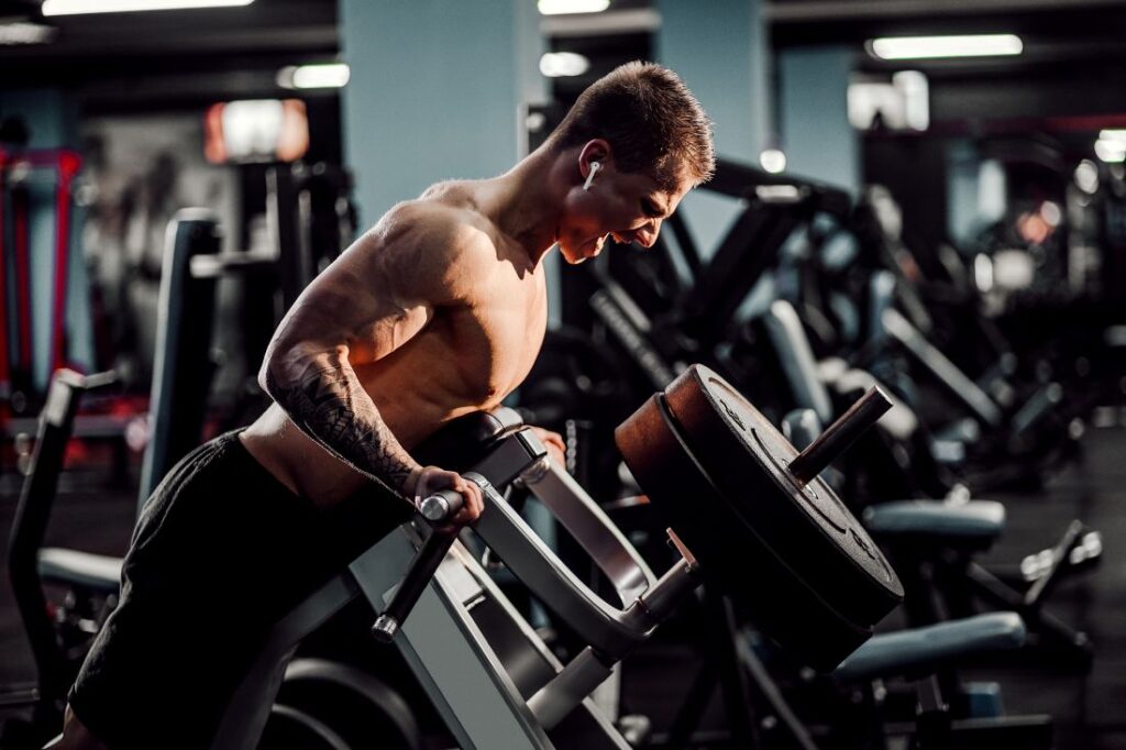 Pessoa treinando musculação na academia, representando os benefícios do treino de força para corpo e mente.