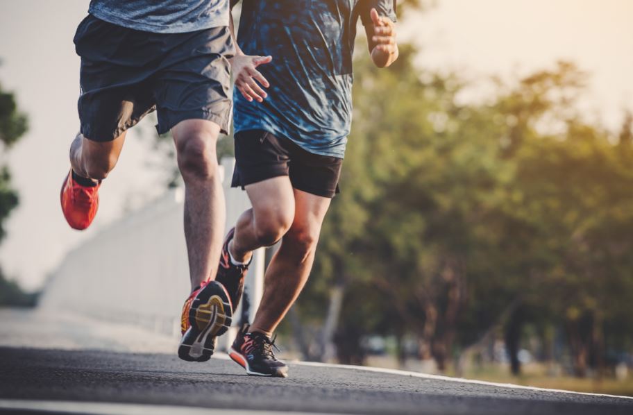 A corrida é um dos exercícios mais eficientes para quem quer ter uma vida saudável. Porém, mesmo com todos os benefícios, muitas pessoas ainda encontram obstáculos para não começar a praticá-la, como, por exemplo, quando falam que não têm lugar para correr. Pensando nisso, separamos uma lista com algumas dicas de locais para praticar corrida em Ribeirão Preto.   Leia e comece a correr o quanto antes!  Leia mais:  Hidroginástica em Ribeirão Preto Onde fazer corridas em Ribeirão Preto? Quer começar a mexer o corpo? Então você tem muitas opções. Ao contrário do que algumas pessoas pensam, existem diversos lugares para praticar corridas em Ribeirão Preto.   Para te ajudar, a Cia Athletica preparou uma lista com alguns pontos em que você pode praticar a atividade física. Confira: Cia Athletica de Ribeirão Preto Você pode encontrar uma forma de correr na Cia Athletica. Aqui, oferecemos esteiras com a melhor tecnologia para te auxiliar a conseguir o melhor nível possível na prática da atividade. Além disso, temos professores preparados para acompanhar o seu desempenho e dar as orientações necessárias para completar os seus objetivos!  A Cia Athletica também possui um grupo de corrida de rua. Parque Municipal Dr. Luis Carlos Raya Este parque foi construído no local onde era pedreira antiga, contando com pista de corrida e caminhada. Fica aberto diariamente, das 6h às 20h. Parque Prefeito Luiz Roberto Jábali Também conhecido como “Curupira”, esse parque é a maior área de lazer da cidade. Está aberto todos os dias, das 6h às 20h. Parque Maurílio Biagi Esse parque fica ao lado da Câmara Municipal e é cheio de esculturas e muito espaçoso. Funciona todos os dias, das 6h às 21h. Parque Tom Jobim É uma área de lazer completa que fica no bairro Ipiranga. Funciona de segunda a domingo, das 6h às 20h.  Parque das Artes Fica ao lado do Ribeirão Shopping, na zona sul. É famoso pela sua pista de corrida, que tem 1.500 m. Está aberto diariamente, das 6h às 20h. Praça do Canhão Fica no final da Avenida 13 de Maio, na zona leste. É um local bastante procurado para caminhar, correr, andar de bicicleta, skate ou praticar slackline. Não tem horário para fechar.   Confira também: Escola de natação infantil em Ribeirão Preto Natação em Ribeirão Preto  Saiba como começar a correr! Primeiramente, faça o básico: coloque uma roupa confortável, calce os tênis de corrida e comece a caminhar na rua. Aos poucos, vá intercalando caminhada e corrida, em baixa  intensidade, aumentando os intervalos de corrida até que se sinta preparado para apenas correr.  Alguns cuidados são importantes para que você possa desfrutar dos benefícios da corrida. Você deve se alongar e se aquecer antes de iniciar a atividade, e pode  até fazer uma massagem nas pernas para soltar os músculos. O fortalecimento muscular também ajudará a proporcionar maior equilíbrio muscular e prevenir lesões.   Entretanto, para garantir maior segurança e os melhores resultados, você deve buscar a infraestrutura e a equipe especializada da Cia Athletica Ribeirão Preto.  Outra importante dica para começar a correr é não desanimar. Concentre-se no que fez você começar a correr e use isso como motivação para continuar. Também não dê muito valor a dias ruins, já que isso é totalmente normal. Vai ter dias em que a corrida não será tão prazerosa, mas, em outros, te fará muito bem. Apenas tenha constância e vai atingir a corrida perfeita! Como correr: quem pode fazer corrida? A corrida, seja a corrida de rua ou na academia, pode ser praticada por qualquer pessoa que esteja em plena saúde e não apresente sobrepeso excessivo, desvios posturais e/ou patologias e limitações articulares. Algumas doenças como a hipertensão, por exemplo,  podem ainda requerer adaptações ou limitações na intensidade do exercício.  Por isso, antes de começar a correr, o ideal é procurar por um médico e verificar se você está apto, para que essa atividade física não promova quaisquer riscos de danos ao seu corpo.  Benefícios da corrida Correr proporciona uma enorme variedade de benefícios para a qualidade de vida. Confira uma lista com alguns:  Reduz o peso corporal; Melhora o nível de colesterol; Aumenta a capacidade cardiorrespiratória; Reduz os riscos de infarto; Aumenta a massa muscular; Ativa a circulação sanguínea; Melhora a qualidade do sono; Estimula a formação de massa óssea ajudando a prevenir lesões como a osteoporose; Melhora a auto-estima; Aumenta o condicionamento físico; Proporciona sensação de bem-estar; Diminui o estresse e melhora a depressão; Aumenta a eficiência do metabolismo.  O que está esperando? Não perca tempo e comece a correr agora mesmo! Além disso, você pode dar um pulo antes na Cia Athletica para checar como anda o seu condicionamento físico e iniciar um programa de exercícios de fortalecimento. Agende sua visita!