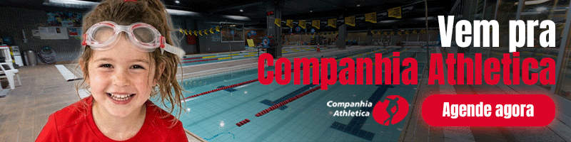 Criança com óculos de natação sorrindo em frente à piscina da Cia Athletica em banner promocional.