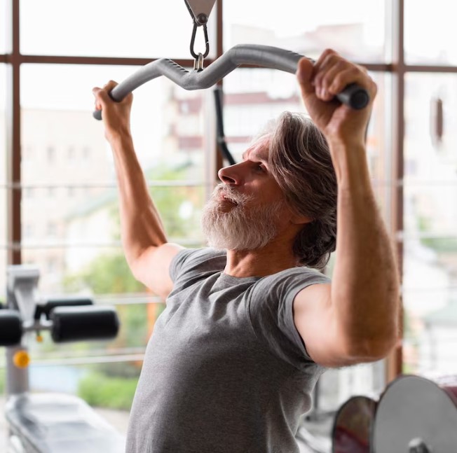 Academia é coisa de jovem? Nada disso! A musculação para idosos promove muitos benefícios para os alunos, desde que a atividade seja acompanhada por um profissional qualificado. Exercitar os músculos, respeitando o limite físico de cada um, tem um impacto muito positivo na vida das pessoas, mas para quem já está na terceira idade, pode devolver a autonomia e a autoestima que, às vezes, é comprometida pelas alterações do envelhecimento.