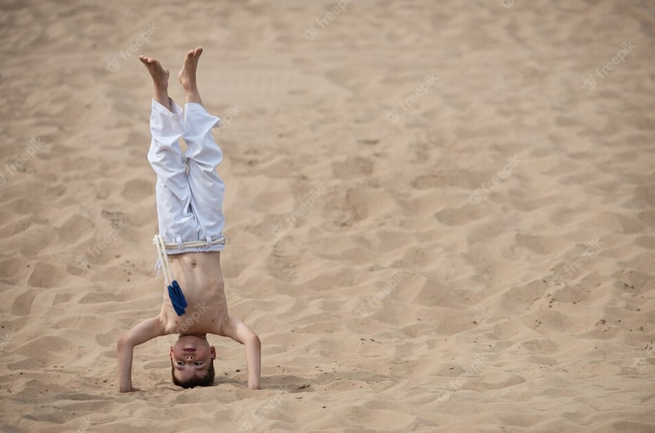 As crianças precisam praticar alguma atividade física para cuidar da saúde e evitar problemas como a obesidade infantil, por exemplo. E a capoeira em Ribeirão Preto é uma excelente opção para seu filho. A modalidade de luta proporciona diversos benefícios para o corpo e a mente e ainda ensina valores importantes para seu crescimento, como respeito e disciplina. Quer saber mais o que essa atividade vai proporcionar ao seu filho? Continue lendo! Benefícios da capoeira em Ribeirão Preto da Cia Athletica A capoeira não é apenas uma atividade que trabalha todos os grupos musculares do corpo (braços, pernas, glúteos e troncos), como também é uma expressão cultural da população afro-brasileira. Por ser uma forma de arte, é bem diferente dos outros tipos de luta, porque a dança e a música também fazem parte da prática. Mas de qualquer forma, ainda é uma modalidade de luta, por isso, é indicada para crianças a partir dos 3 anos de idade. Na capoeira em Ribeirão Preto da Cia Athletica, os alunos melhoram seu condicionamento físico e sua performance na atividade, têm controle do peso e ainda desenvolvem habilidades motoras globais. Também é uma atividade para a mente, já que ajuda cada criança a ter mais controle emocional. Da mesma forma, desenvolve noções de tempo-espaço e o interesse pelo cuidado com o corpo. Apesar das várias regras e conceitos mais complexos, os praticantes também aprendem de uma forma divertida. Confira a seguir mais benefícios da capoeira para o desenvolvimento das crianças: As crianças aprendem a lidar com diferentes situações A aula de capoeira estimula a observação e a defesa, não o ataque. Afinal, é um jogo que se compartilha com alguém, e não contra. É um conceito muito interessante, porque as crianças aprendem que não precisam ser agressivas para resolver situações diárias. As crianças que lutam capoeira seguem as normas e aprendem sobre a história e importância da modalidade, com isso, exercitam noções de respeito, disciplina e coletividade na própria aula. O equilíbrio emocional melhora, assim como a relação entre os colegas na sala de aula e entre os familiares dentro de casa. A capoeira em Ribeirão Preto também auxilia no desenvolvimento do senso crítico, da criatividade, da desenvoltura e da autonomia. É um aprendizado que as crianças levam para a vida toda! A prática desenvolve habilidade cognitivas Por sermos seres sensoriais, nossa principal forma de aprendizado é pelos sentidos. Assim, a música, além de deixar a aula mais prazerosa, também contribui para o desenvolvimento da percepção sensorial. Ou seja, a capoeira ajuda a ampliar a capacidade de compreensão das coisas ao seu redor. O manuseio do berimbau, por sua vez, desenvolve a coordenação motora que tem impacto positivo na habilidade de escrita e de outros instrumentos musicais, no raciocínio lógico e até na direção de veículos na vida adulta. A capoeira melhora o condicionamento físico Como a capoeira mistura luta e dança, há muita execução de movimentos dos braços e das pernas, como você pode imaginar. Por isso, os praticantes costumam apresentar excelente forma física. Têm melhor resistência, equilíbrio, flexibilidade, velocidade e força muscular. Os reflexos também aumentam, assim como a capacidade cardiorrespiratória. Por consequência, melhora algumas habilidades como andar, correr, pular e se equilibrar. Tudo isso acontece por causa do aumento do fluxo sanguíneo, da oxigenação e das fibras musculares. Além disso, a combinação de movimentos e suas repetições também aceleram a queima de gordura, que continua acontecendo mesmo após o fim da aula de capoeira em Ribeirão Preto na Cia Athletica. Portanto, é uma atividade excelente para controlar o peso e evitar a obesidade infantil. O exercício promove relaxamento mental Há dois fatores que contribuem para o cuidado com a mente: a música e os movimentos. A música afeta diversas áreas do cérebro e estimula a produção de neurotransmissores que promovem a sensação de bem-estar e felicidade. O próprio ritmo dos instrumentos também afeta o humor e os sentimentos. E os próprios movimentos também provocam esses efeitos à mente e ao corpo, já que também estimulam a liberação desses hormônios. A atividade física também reduz o estresse, a ansiedade e a depressão, além de aliviar as tensões musculares que, muitas vezes, são responsáveis pelo mal-estar. O aumento da confiança e da autoestima também acontecem por causa da capoeira. Em primeiro lugar, devido à produção dos neurotransmissores do bem-estar. E depois por causa do aprimoramento dos movimentos que ocorrem com o tempo. Isso mostra às crianças que elas são capazes de realizar diversas coisas se dedicarem o suficiente. Capoeira em Ribeirão Preto é na Cia Athletica! Na Companhia Athletica RibeirãoShopping, você encontra os melhores professores e uma infraestrutura inigualável para oferecer as melhores aulas para seus filhos. Na aula, os alunos aprendem os fundamentos e as técnicas da capoeira de forma segura e dinâmica e sempre respeitando as limitações de cada um. Se você acredita que os benefícios dessa atividade fazem sentido e vão fazer bem para seu filho, agende uma aula experimental aqui!