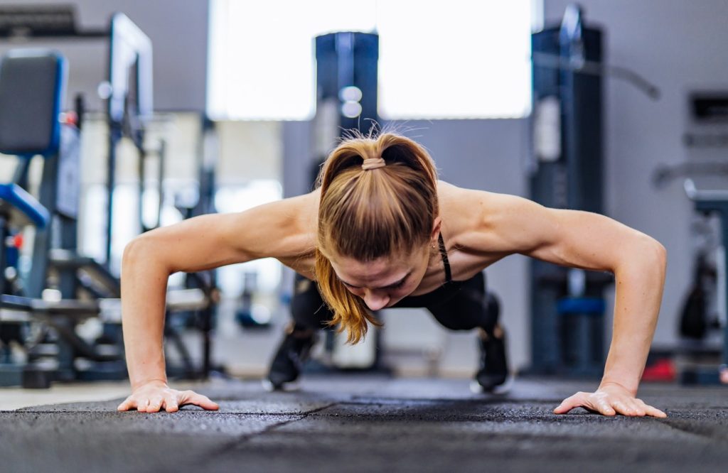 Um dos maiores benefícios de praticar atividade física regularmente é o fortalecimento muscular. Além de promover uma aparência esculpida, com os músculos bem tonificados e definidos, promove outros efeitos no corpo que impactam na sua qualidade de vida.