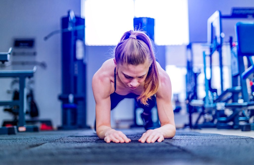 Um dos maiores benefícios de praticar atividade física regularmente é o fortalecimento muscular. Além de promover uma aparência esculpida, com os músculos bem tonificados e definidos, promove outros efeitos no corpo que impactam na sua qualidade de vida.
