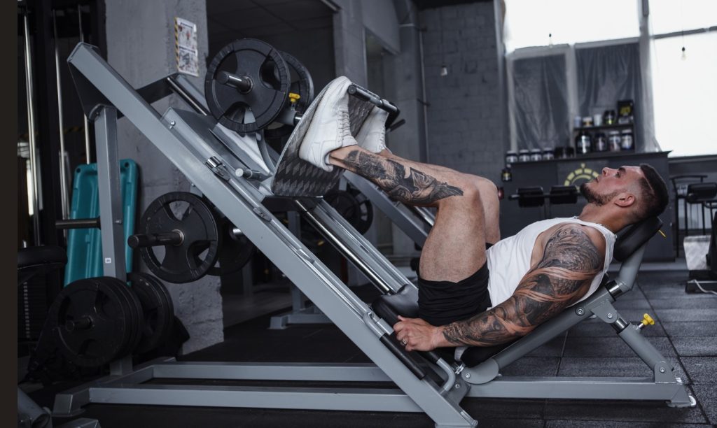 Para realizar o exercício, você deve obrigatoriamente utilizar o aparelho Leg Press na intensidade de 45º. Você deve empurrar a plataforma do aparelho para cima com suas pernas, na diagonal, como está na imagem, até que fiquem totalmente esticadas. 