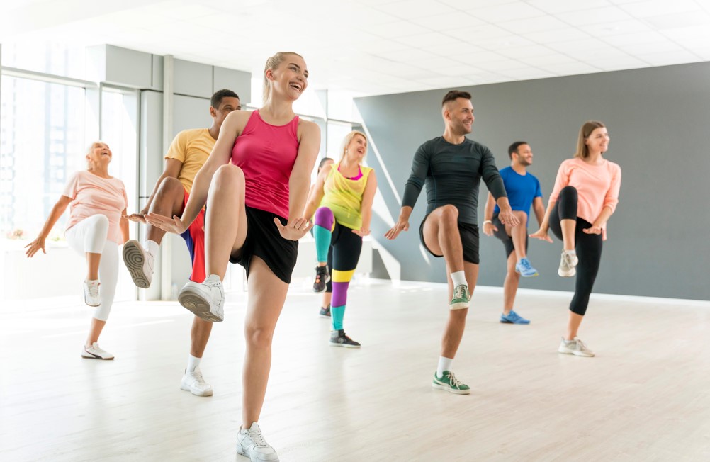 A escola de dança Ribeirão Preto da Cia Athletica tem muita dança em seu quadro de horários, disponíveis para adultos e crianças. Praticar uma dança é um excelente estímulo para o fortalecimento da autoestima, a ajudar no combate a ansiedade e no fortalecimento dos músculos e melhora da postura. Veja mais sobre os ritmos que nossa academia oferece. As modalidades da escola de dança em Ribeirão Preto Já ouviu dizer que a dança é um alimento para a alma? Nós da Cia Athletica não temos dúvidas disso. A Cia Athletica disponibiliza aulas de jazz, sapateado, ballet, ritmos e street dance para adultos de todas as idades e crianças nas categorias Kids (de 3 até 14 anos) e Kids 2 (de 7 até 14 anos).