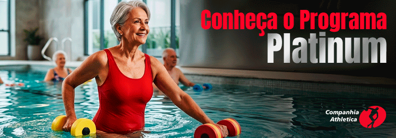 Viva uma experiência Cia Athletica! Banner da Cia Athletica com mulher idosa em piscina usando halteres aquáticos, acompanhado da chamada “Conheça o Programa Platinum” e logotipo da marca.