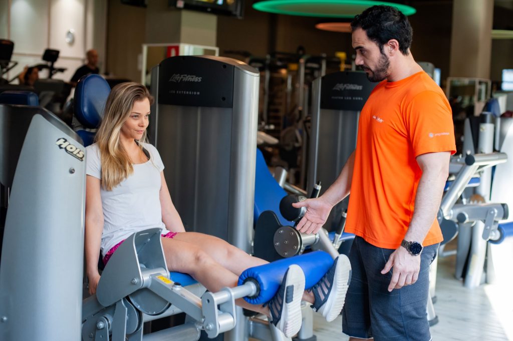 Quando se frequenta a academia, é fundamental ter um acompanhante fitness, pois entre as diversas atividades para se exercitar, aqueles que contam com a ajuda técnica lado a lado conseguem se destacar. 

Além disso, a relação entre professor e aluno mais a personalização do treino faz toda a diferença, trazendo inúmeros benefícios. Mas esse não é o único profissional importante para quem quer ter uma vida fitness.

Por essa razão, neste texto da Cia Athletica Ribeirão, vamos abordar quais profissionais te ajudam a se manter em forma com esse acompanhamento fitness. 
Acompanhamento fitness personalizado dentro da Cia Athletica 
Atualmente, é possível conhecer nas mídias sociais várias formas de praticar exercícios físicos. Dessa forma, a importância de se ter um acompanhante fitness cresceu muito dentro da academia, pois nele, o aluno desfruta de um acompanhamento bem próximo, podendo focar mais nos seus objetivos e metas.

Aliás, por focar no perfil de cada cliente, levando em conta a sua idade, limitações físicas, desejos, entre outros fatores, o acompanhante fitness é responsável por focar na necessidade de cada aluno, não apenas em um treino convencional. 
