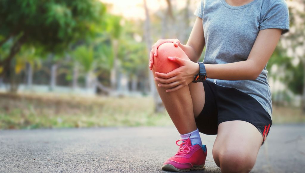 Lesão no joelho é um problema comum, independentemente da idade ou do nível de atividade física, sendo causada por quedas, desgaste ou má postura durante exercícios. Contudo, o fortalecimento muscular surge como uma estratégia eficaz tanto na prevenção quanto na recuperação dessas lesões. Este texto abordará as causas dessas lesões, além de oferecer dicas sobre como preveni-las e exercícios específicos para fortalecer e recuperar os joelhos após uma lesão.