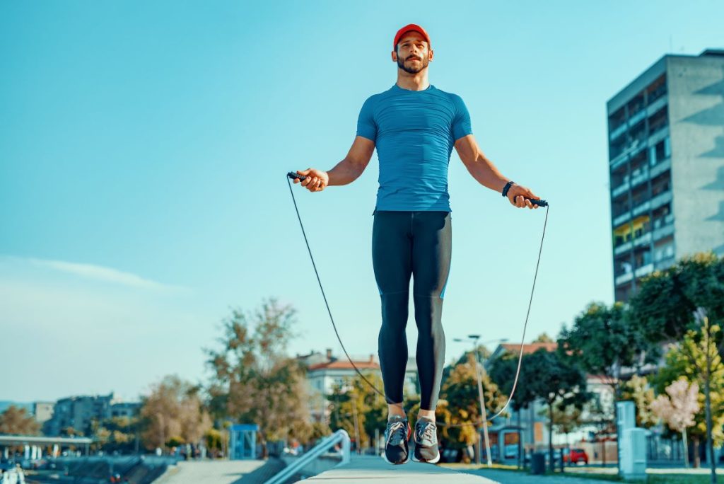 Homem pula corda ar livre, mas pular corda define o corpo em quanto tempo? Quer saber a resposta, leia esse conteúdo.