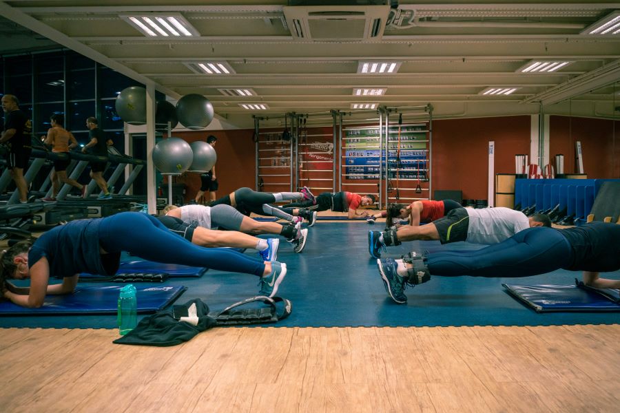 grupo realizando exercicio dorsal chamado prancha para fortalecimento