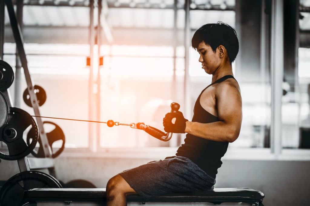 homem realizando remada exercicio dorsal para fortalecimento