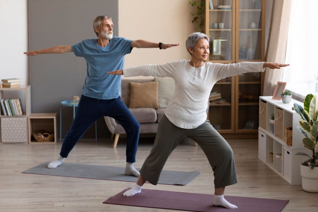 casal de idosos praticando yoga