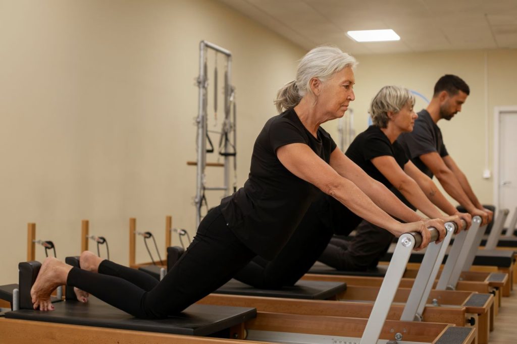 grupo de idosos fazendo pilates