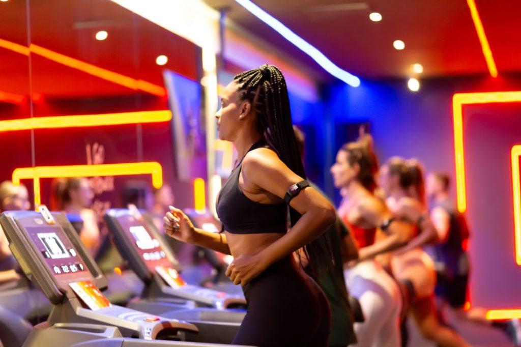 grupo de mulheres fazendo cardio na academia correndo na esteira