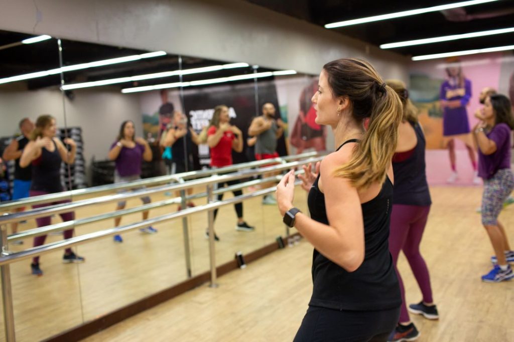 grupo de mulheres fazendo cardio na academia dançando zumba