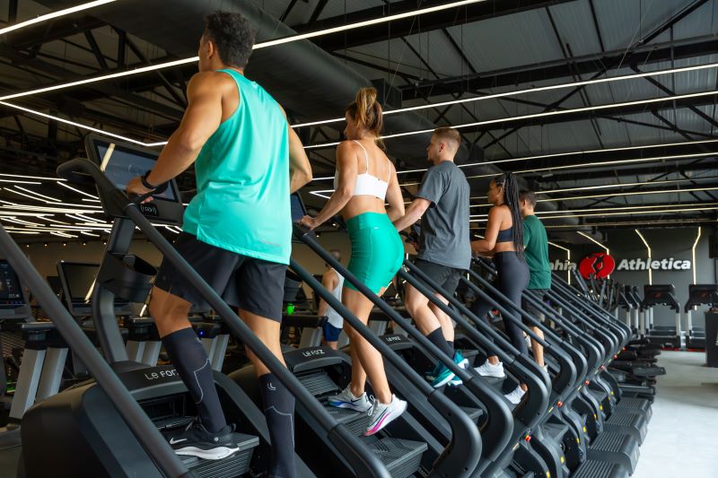 grupo de pessoas fazendo cardio na academia fazendo escada