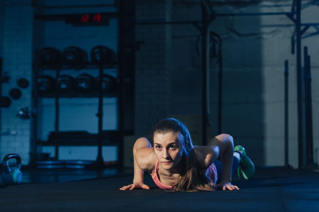 mulher realizando treino funcional com burpee