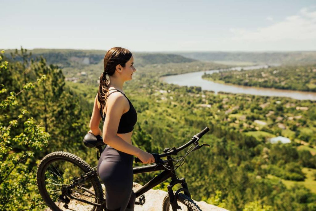 mulher andando de bicicleta para aumentar o gluteo