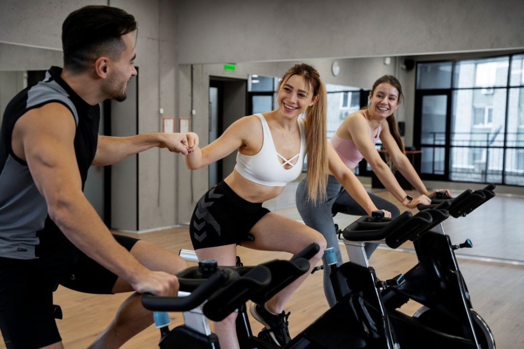 Pessoas fazendo spinning na Ribeirão Preto Academia.