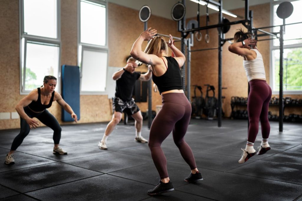 Pessoas praticando exercícios funcionais.