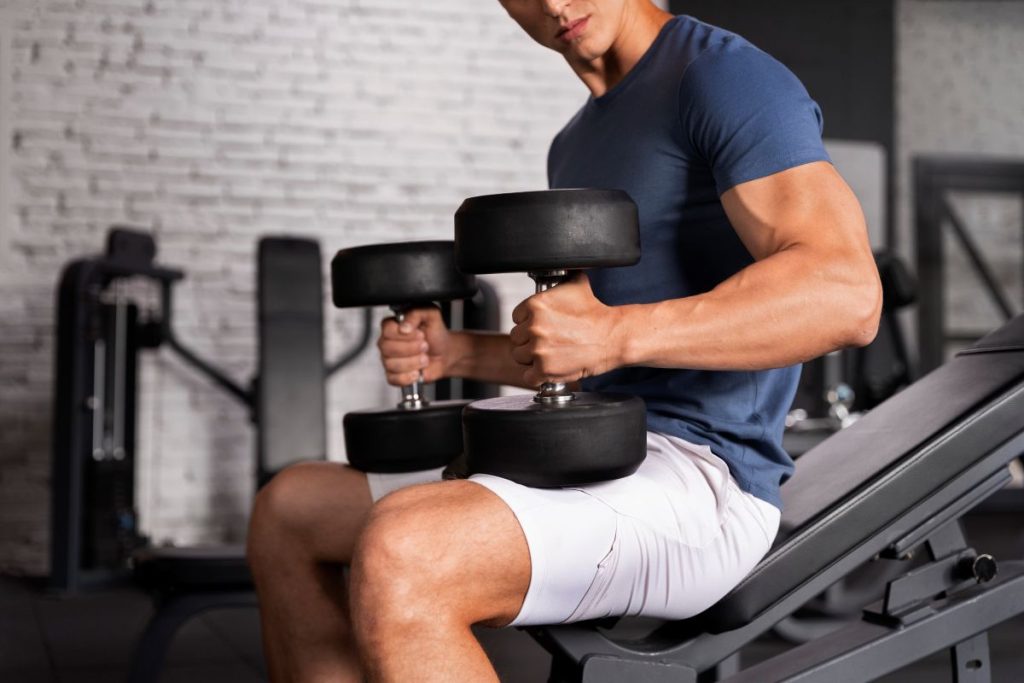 Homem treinando força muscular com halteres.