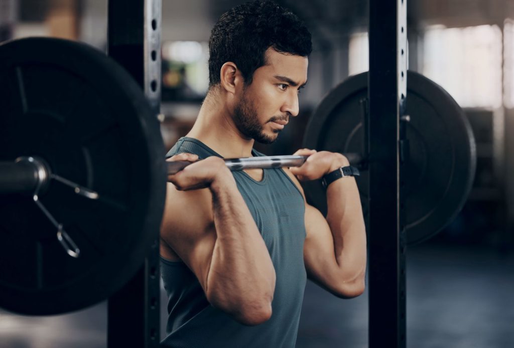 Homem praticando musculação como forma de treino que emagrece.