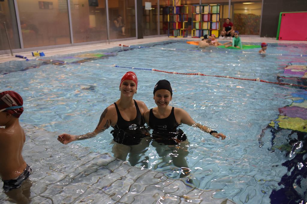 Aula de natação infantil com professoras e crianças na piscina aquecida da Cia Athletica Ribeirão Preto.