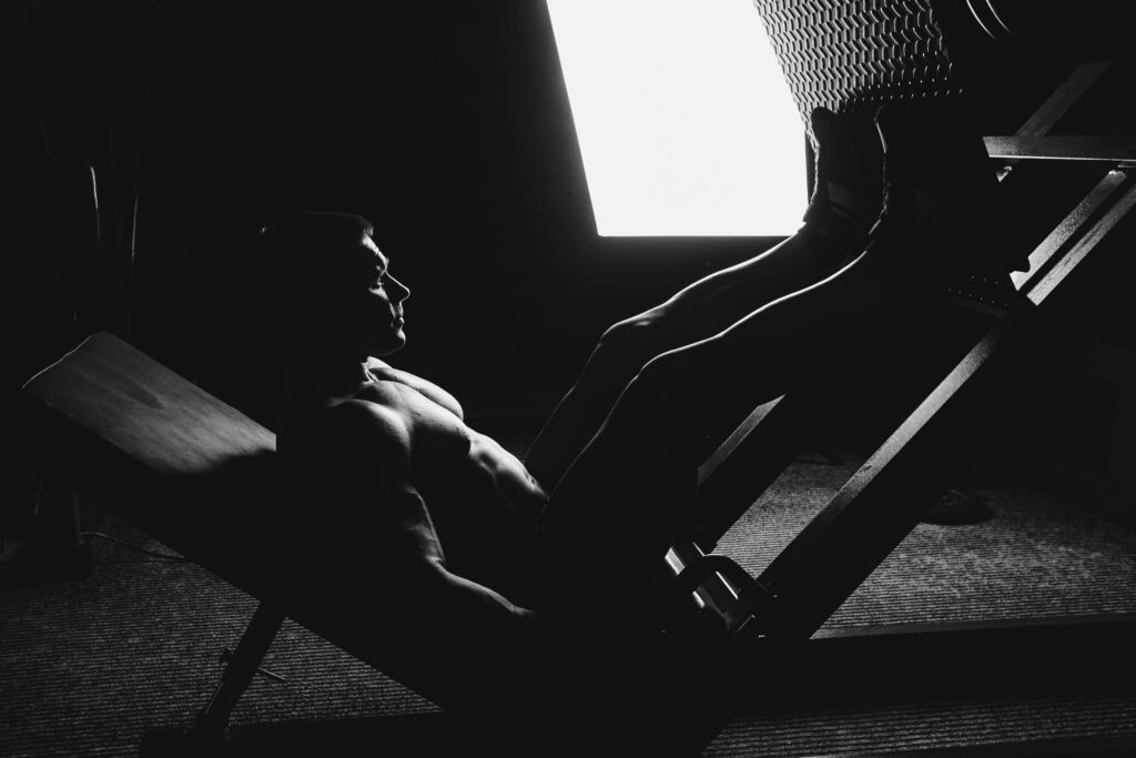 Pessoa realizando exercício de leg press 45° em academia, fortalecendo a musculatura das pernas durante treino voltado para força e hipertrofia.